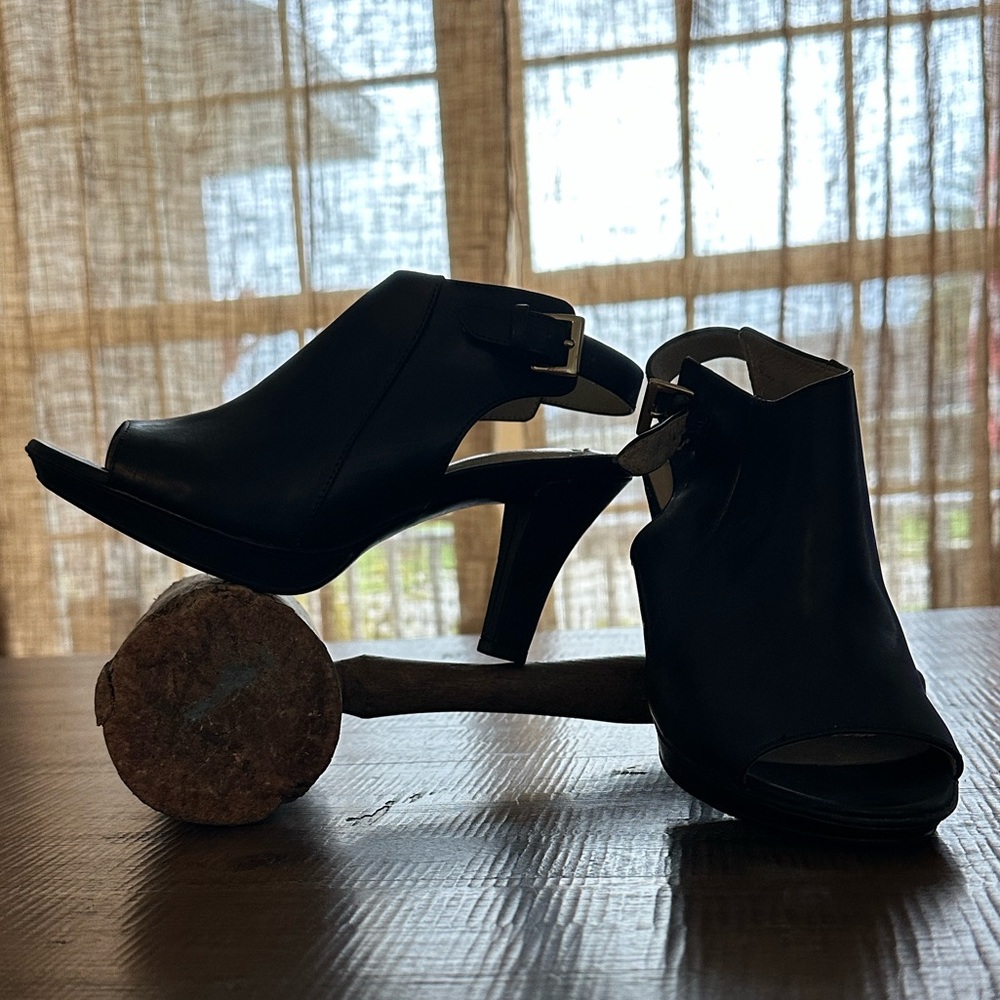 Naturalizer Women’s 3.5” Heel “Danby” Peep Toe Faux Leather size 6M